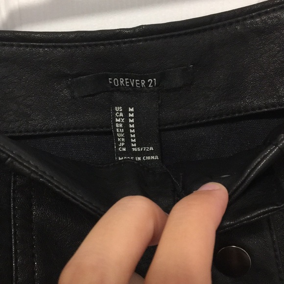 Fake leather short skirt - Picture 3 of 3